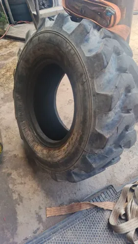 2 Pneu dianteiro retroescavadeira