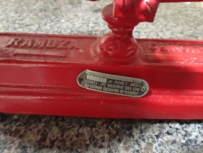 Balança antiguidade, com pratos, cor vermelho, em ferro, com Caixa de Pesos.