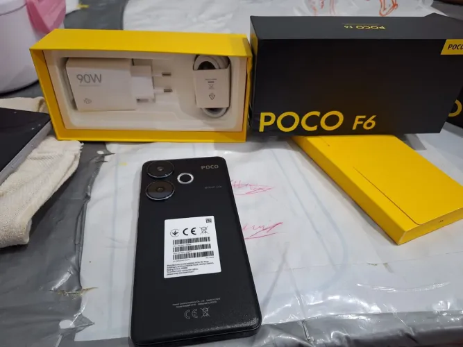 Poco F6 na caixa