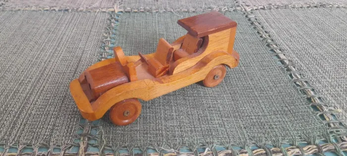 Carrinho artesanal em madeira envernizada