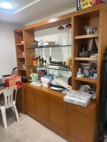 Estante de madeira com plateleira de vidro