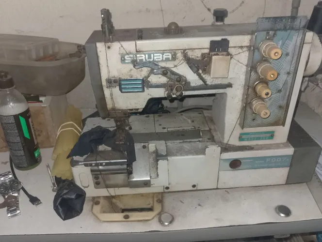 Uma máquina industrial goleira 