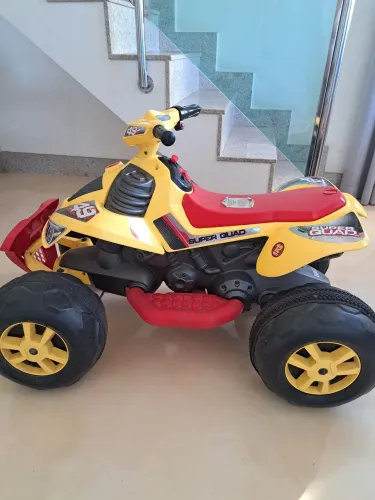 Quadriciclo super novo, pouco usado, bateria nova.