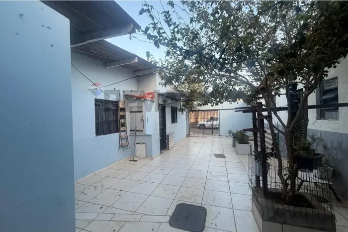 CASA COM 4 KITNETS Á VENDA NA 415 SAMAMBAIA NORTE