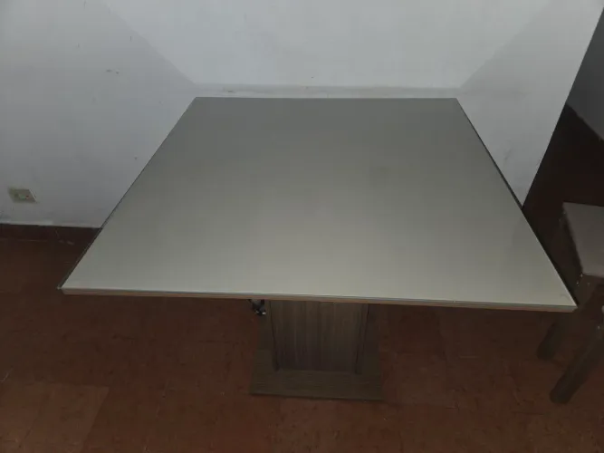 Vende-se somente a mesa com tampa de vidro. Mesa Moscou plus Madesa. Acompanha 4 cadeiras