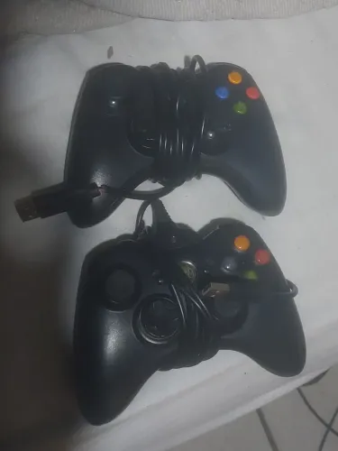2 CONTROLES DE XBOX 360 COM DEFEITO(NAO FAÇO IDEIA QUAL SEJA O DEFEITO)