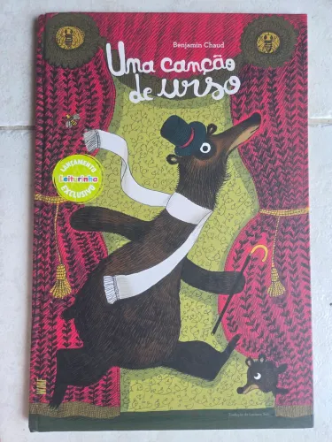 Livro "Uma Canção de Urso" em excelente estado de conservação