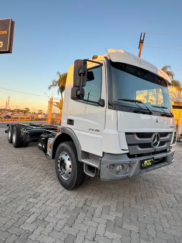 MB ATEGO 2430 6X2 2023 CABINE BOLHA
