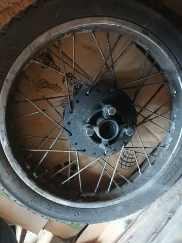 Vendo uma roda de raio traseiro para moto 125 ,30 reais moro no bairro São Gabriel
