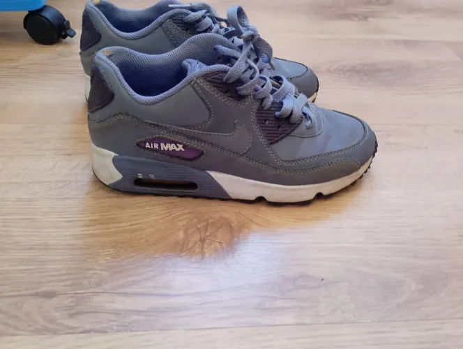 Tênis Nike Modelo Air Max 90.