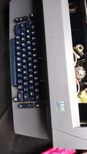 Máquina de escrever elétrica IBM
