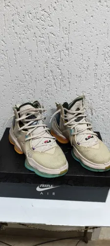 Tênis Nike LeBron 19 na edição Minneapolis Lakers - Usado - N.38