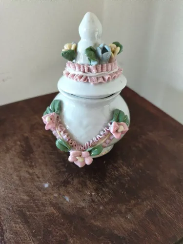 Potinhos de porcelana com incrustações de pequenas rosas