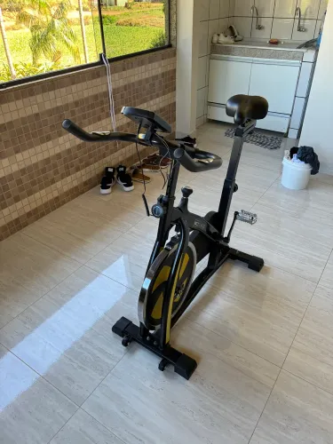 Bicicleta spinning ergométrica WCT Fitness Roda Inércia 13Kg
