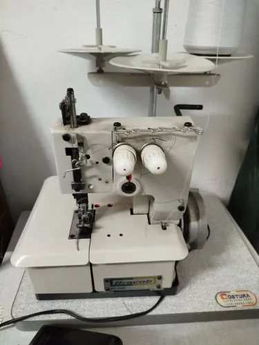 Vendo máquina de costura Galoneira