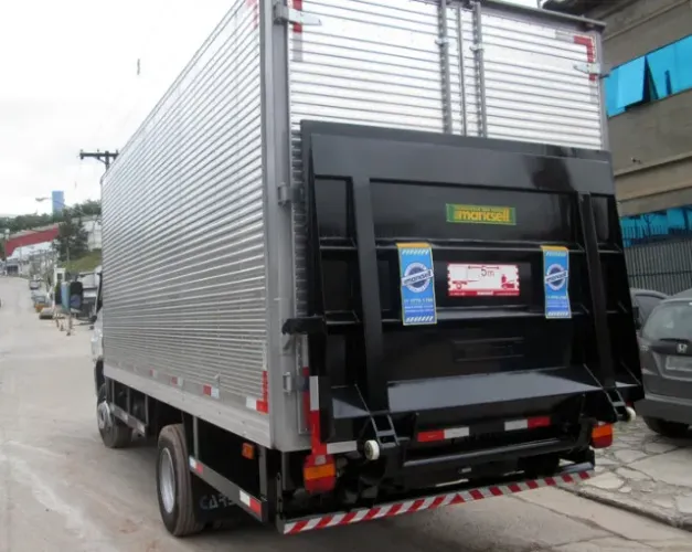 plataforma rampa eletro hidráulica elevação de carga baú carroceria aberta
