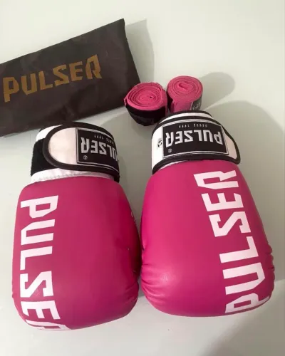 Vendo Luva de boxe rosa