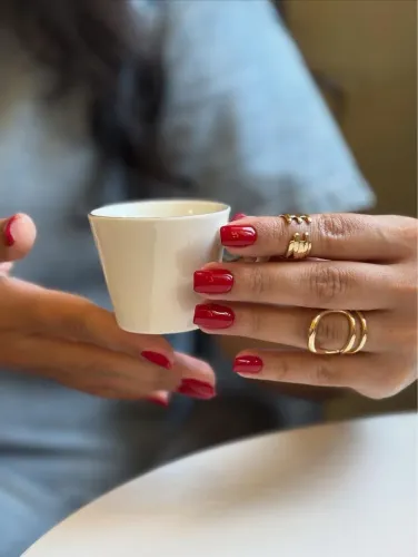 Esmaltação em Gel e Cutilagem Russa em Cera
