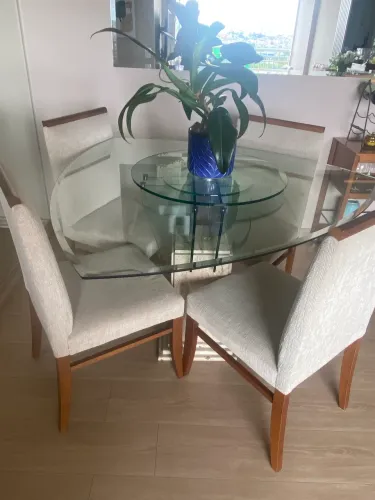 Mesa tampo vidro com cadeiras