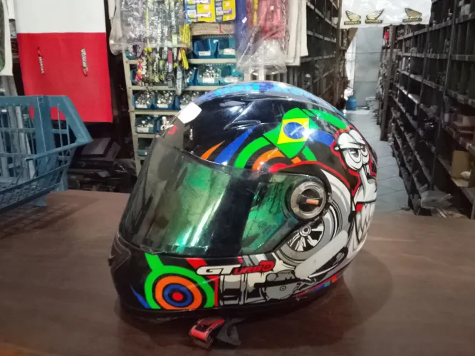 Capacete esportivo
