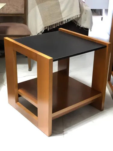 Mesa de canto Rudnick em madeira e MDF