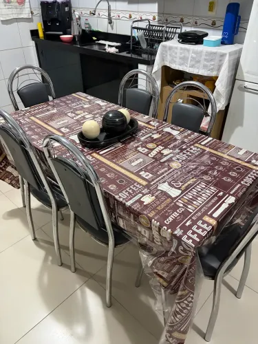 Mesa com kit de 6 cadeiras