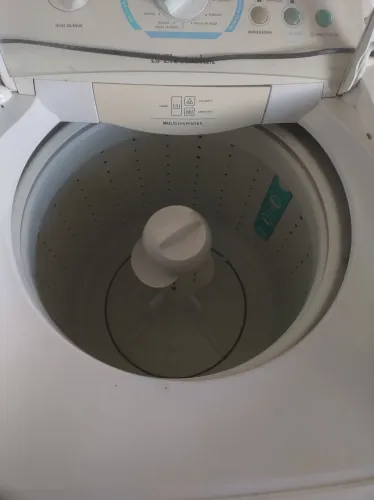 Vendo uma máquina de lavar roupa marca Electrolux de 12 kilos  valor 300  
