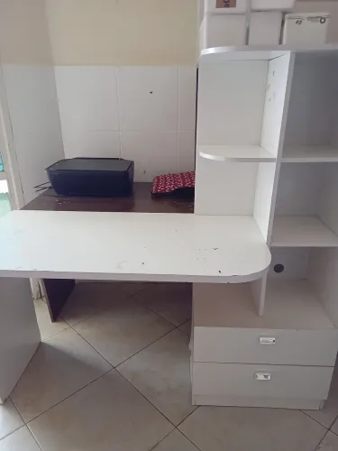 Escrivaninha branca de mdf