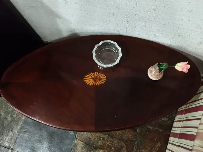 Mesa de centro de madeira nobre com detalhe em marchetaria.