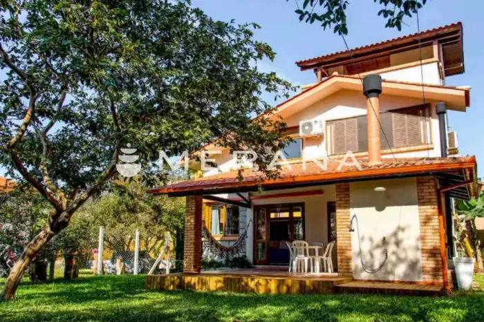 Sobrado no Campeche, com 3 dormitórios, quintal, vida ao ar livre e pertinho da praia