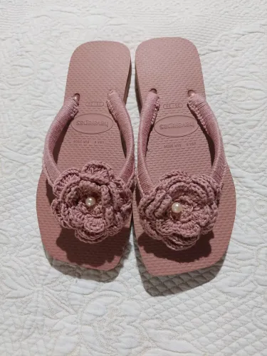 Sandália havaianas decorada com crochê 