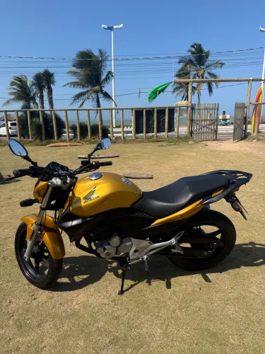 CB 300r Dourada