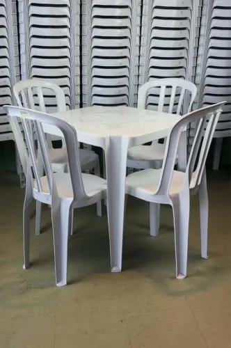 Kit com mesa e cadeiras plásticas 182kg