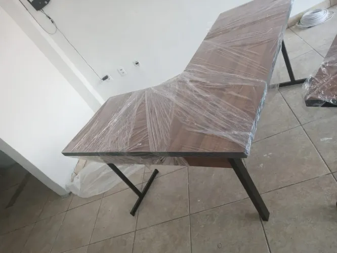 Mesa L perna de ferro com duas gavetas