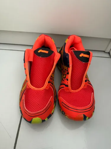 Tênis de corrida laranja Asics tam 40