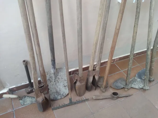 Ferramentas enxada, pá, rastelo, marreta, colher