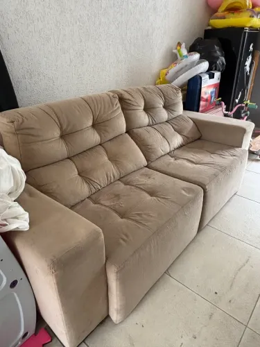 Sofá retrátil de suede na cor marrom camurça