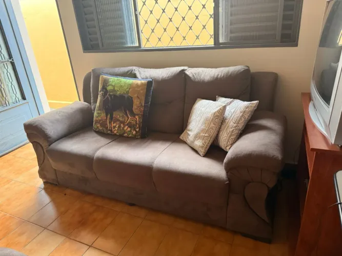 Jogo de Sofá 3 Lugares + 2 Poltronas em Couro Marrom - Conservado!