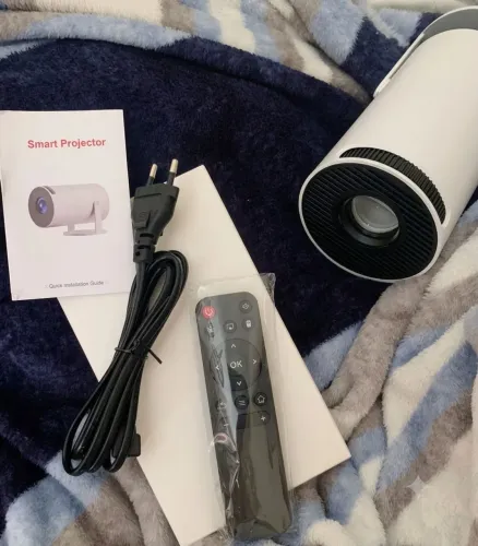 Mini Projetor Davely HY300 4K Android com Wi-Fi e Bluetooth