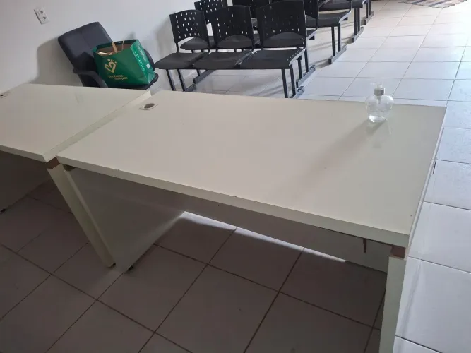 Mesa para recepção em laca branca para uso de recepção e em casa em boas condições .