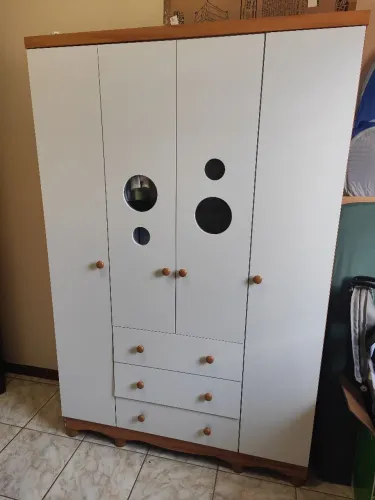 Vendo Guarda roupa e berço 
