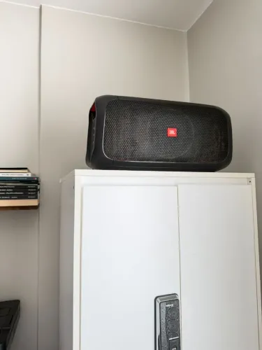 Vendo armário com fechadura elétrica e caixa bombox