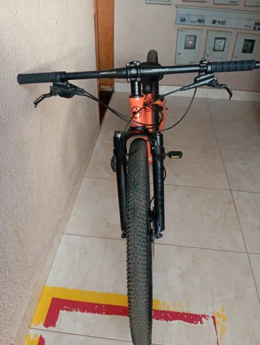 Bicicleta em ótimo estado, da marca absolute