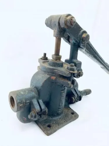 Bomba manual água antiga