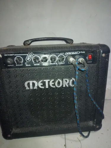 Caixa amplificada Meteoro para Guitarra ?
