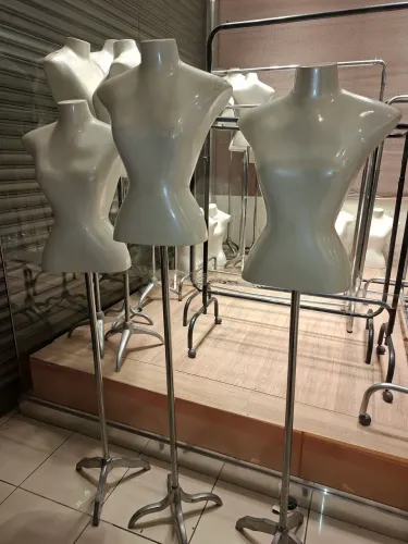Busto de fibra com pedestal