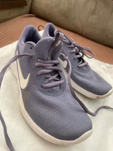 Nike semi novo tamanho 35 lilás