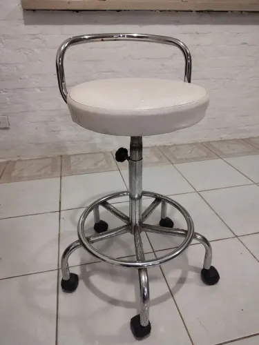Banqueta giratória com rodas