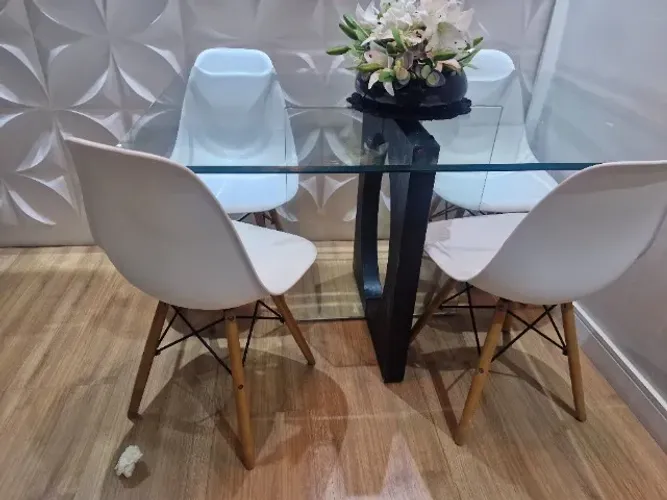 Mesa de jantar com 4 cadeiras