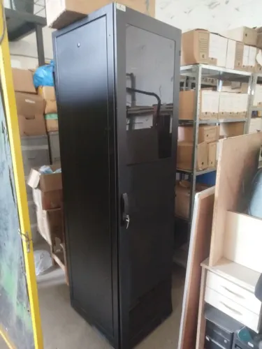 rack para servidor com 2 switch de mesa tp link